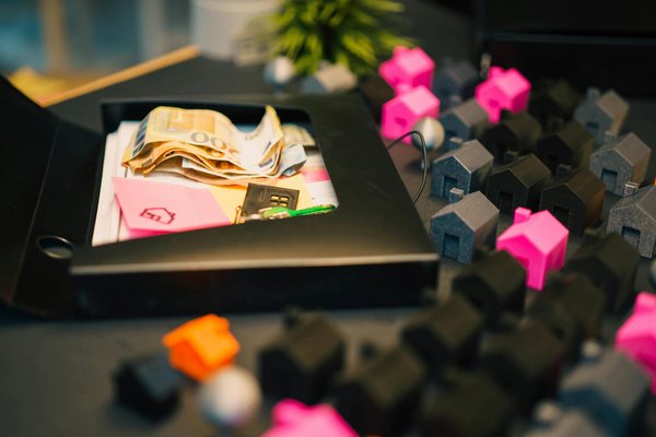 How Does Contemporary UK Fashion Influence Global Trends?